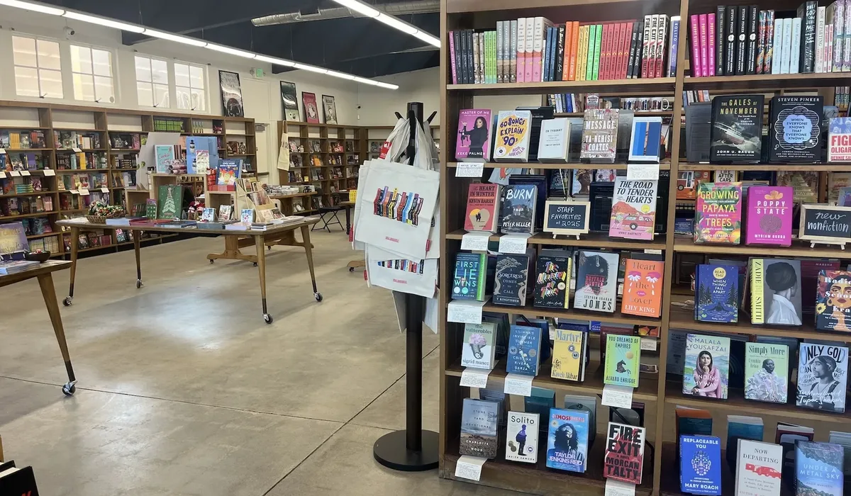 Proceeds from the Library Shop Mission Hills support local libraries. Photo: Kate Murphy/Axios