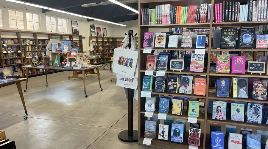 Proceeds from the Library Shop Mission Hills support local libraries. Photo: Kate Murphy/Axios